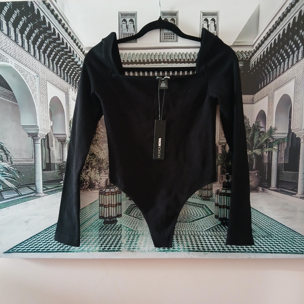Sleek Black Fitted Bodysuit with Long Sleeves - Picture 13 of 13